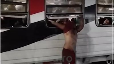 لحظة ضبط لص سرق محفظة في قطار الصعيد قبل محاولة هروبه