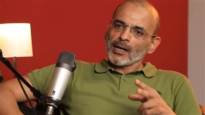 أيمن بهجت قمر: عشت عالمين مختلفين بسبب انفصال والدي.. ومحظوظ بـ أبويا وأمي وجوز أمي