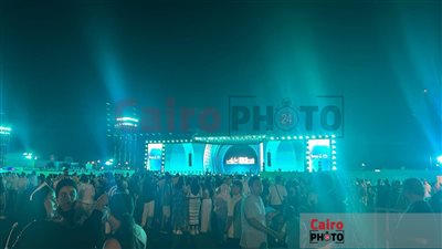 الاستعدادات الأخيرة قبل بدء حفل عمرو دياب بمهرجان العلمين الجديدة