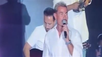 بأغنية يا أنا يا لأ.. عمرو دياب يفتتح حفله بـ مهرجان العلمين