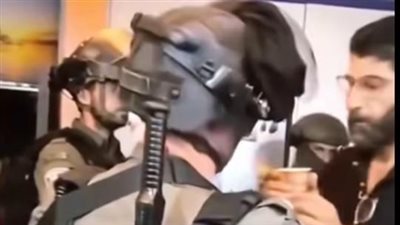 فلسطيني يصر على شرب قهوته قبيل اعتقاله.. ومتابعون: رجل وسيد الرجال