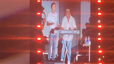 بيعزف أنت الحظ وبيرجع أغاني الفتنس.. أبرز لقطات حفل عمرو دياب بـ مهرجان العلمين