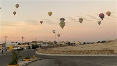 30 رحلة بالون طائر على متنها 700 سائح تزين سماء الأقصر اليوم