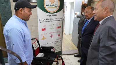 محافظ القاهرة يوزع 11 كرسيًا كهربائيًا على عدد من ذوي الهمم