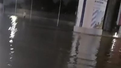 انفجار ماسورة مياه عمومية بالقرب من الجامعة الأمريكية بالتجمع الخامس