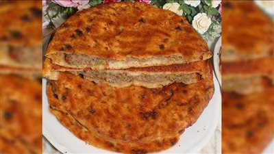 زي المحلات| طريقة عمل العيش باللحمة بالعيش البلدي.. حواوشي مصري أصيل