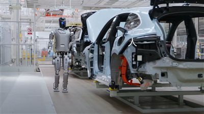 شركة BMW تبدأ استخدام الروبوتات بديلا للعنصر البشري