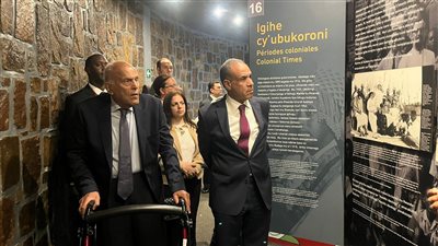 وزير الخارجية يزور النصب التذكاري الخاص بضحايا الإبادة الجماعية في كيجالي برواندا