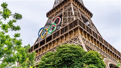 أغرب واقعة في أولمبياد باريس 2024.. رجل يتسلق برج إيفل عاري الصدر| فيديو