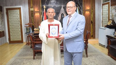 بعد نشر القاهرة 24.. رئيس جامعة سوهاج يكرم أكبر طالب بالثانوية العامة ويقرر إعفائه من المصروفات الدراسية| صور