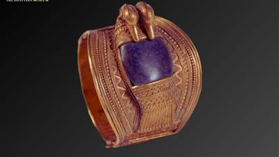 المتحف المصري بالتحرير يعرض سوارًا ذهبيًا للملك رمسيس الثاني