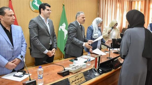 محافظ الشرقية يسلم