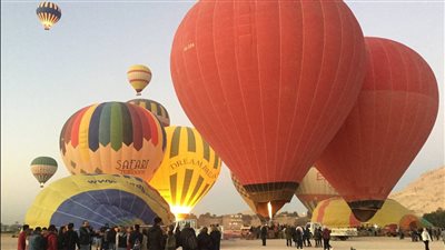 وقف تحليق رحلات البالون الطائر في سماء الأقصر بسبب الرياح | بث مباشر