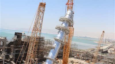 البترول: رفع برج بوزن 330 طنًا بمشروع مجمع التفحيم لشركة السويس