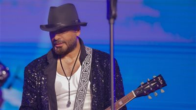 تجاهل الانتقادات.. تامر حسني بعد حفله الأخير بالرياض وتغيير كلمات أغنيته: في انتظار جمهور جدة العظيم