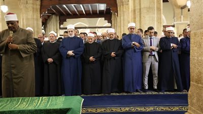 بحضور الإمام الطيب.. عباس شومان يؤم المصلين خلال جنازة زوجة الدكتور حسن الشافعي عضو هيئة كبار العلماء