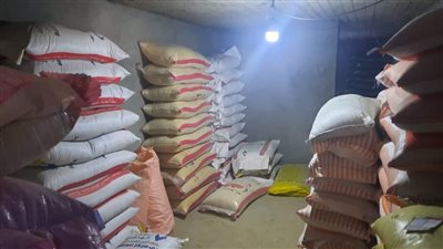 ضبط 20 طن مواد غذائية ونخالة خشبية مجهولة المصدر في حملة تموينية بالمنوفية