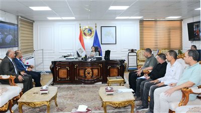 محافظ البحيرة تجتمع مع رئيس جهاز تنظيم المخلفات لتطوير منظومة النظافة 