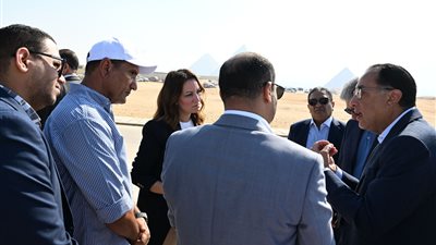 رئيس الوزراء يتفقد أعمال تطوير مدخل المنطقة الأثرية بهضبة الأهرام.. ويؤكد: تحسين التجربة السياحية
