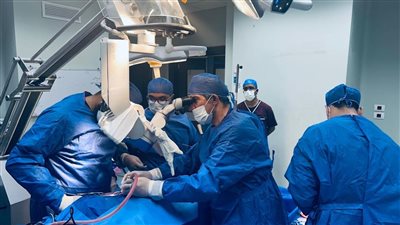 بعد معاناتها من صداع مزمن..أطباء الأقصر يزيلون تكيسات من مخ فتاة 17عامًا
