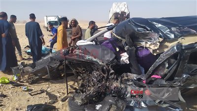 الدفع بـ 9 سيارات إسعاف.. مصرع 4 أشخاص وإصابة 2 في تصادم سيارتين بقنا| صور