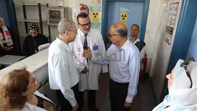 خلال زيارته لمركز الأورام.. محافظ المنيا يوجه بصرف مكافأة للعاملين بالمستشفى للالتزام باشتراطات الصحة والسلامة العامة