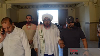 الحبيب علي الجفري وأحمد فتحي لاعب بيراميدز أبرز الحاضرين في جنازة والدة مصطفى حسني| بث مباشر