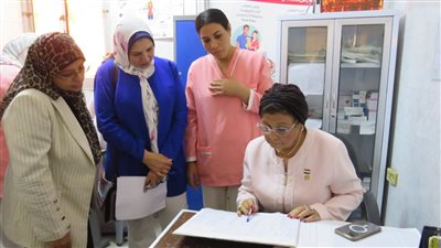 نائبة وزير الصحة توجه بسد عجز الاحتياج اليومي لوحدة مدينة العمال من وسائل تنظيم الأسرة بقنا