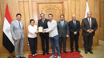 تكريم 3 أطباء لتحقيقهم أعلى نسبة ولادة طبيعية بمستشفيات قنا