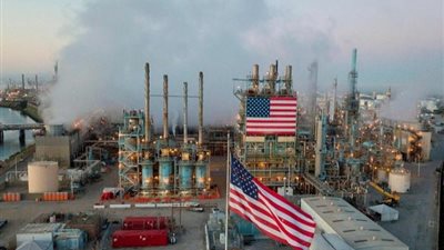 النفط يصعد في ختام التعاملات بدعم تباطؤ النشاط الاقتصادي بأمريكا