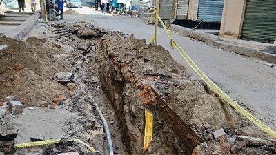 محافظ أسوان يوجه بسرعة إصلاح كسر خط المياه العمومي بالصداقة