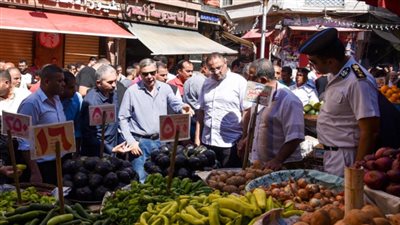 استمرارًا للحملات المفاجئة.. محافظ الإسكندرية يجري جولة تفقدية بـ 3 أسواق لمتابعة الأسعار