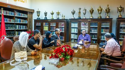 الخطيب يستقبل أسرتي نورهان ناصر ونرجس صلاح في مقر النادي الأهلي