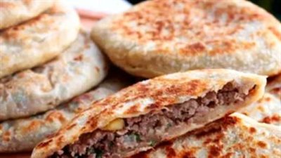 وصفة مغذية| طريقة عمل عيش باللحمة مصري.. حضري 10 أرغفة من نصف كيلو لحمة