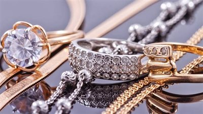 أسعار الذهب تتجاوز 2455 دولار عالميًا.. والفضة تقفز بأكثر من 2.5%