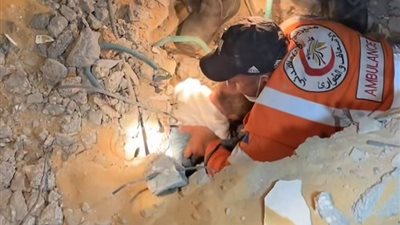 بعد سماع أنينه تحت الركام في غزة.. فريق إنقاذ: إخراج رضيع سالمًا دون خدش | فيديو 