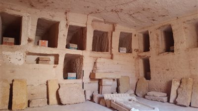 تعود للعصر الروماني.. الآثار تعلن الكشف عن جبانة مدينة مرسى مطروح الأثرية | صور