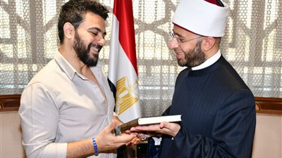 بعد منعه من الصلاة في أحد المساجد.. وزير الأوقاف يستقبل الفنان كريم الحسيني ويهديه مصحفًا