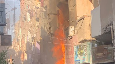 بسبب ماس كهربائي.. نشوب حريق في محل موبايلات في قنا