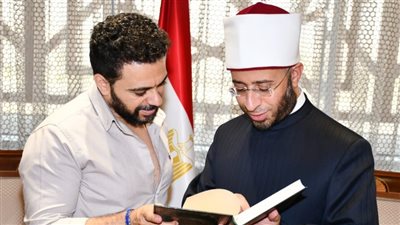 أهداه مصحفًا.. وزير الأوقاف يستقبل الفنان كريم الحسيني بعد منعه من الصلاة بأحد المساجد | بث مباشر