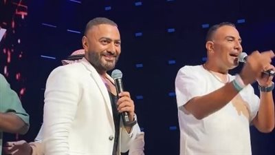 الجمهور السعودي يفاجئ تامر حسني بتورتة احتفالًا بعيد ميلاده خلال إحيائه حفلًا في جدة