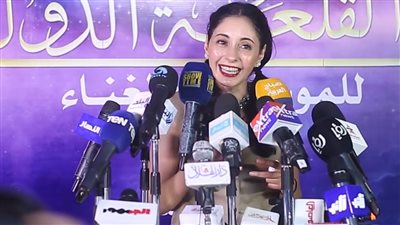 نسمة عبد العزيز: أهديت تكريمي من مهرجان القلعة لوالدتي.. وبخاف من مواجهة الجمهور