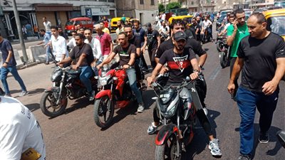 مسيرة بالموتوسيكلات.. المئات يشيعون جثمان سائق الدليفري بعد دهسه في الإسكندرية