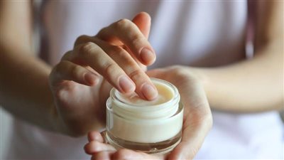 دراسة: الكريمات الواقية من الشمس تزيد خطر حدوث مضاعفات الحمل