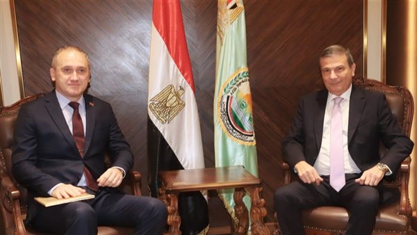 وزير الزراعة والسفير