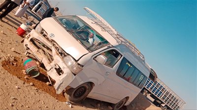 إصابة 6 أشخاص إثر انقلاب سيارة ميكروباص في قنا | أسماء