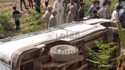 اصطدم بتروسيكل.. إصابة 10 أشخاص في انقلاب ميكروباص بالمنوفية