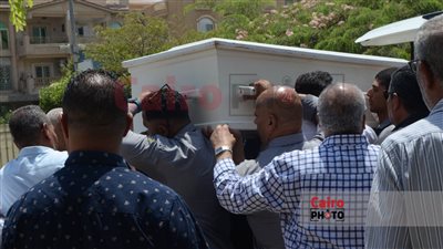 وصول جثمان نجل محمود طاهر إلى مسجد حسن الشربتلي| صور