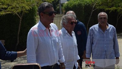 الصور الأولى لـ محمود طاهر رئيس الأهلي السابق في جنازة نجله