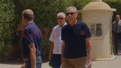 محمود حميدة أول الحضور من نجوم الفن في جنازة نجل محمود طاهر |صور